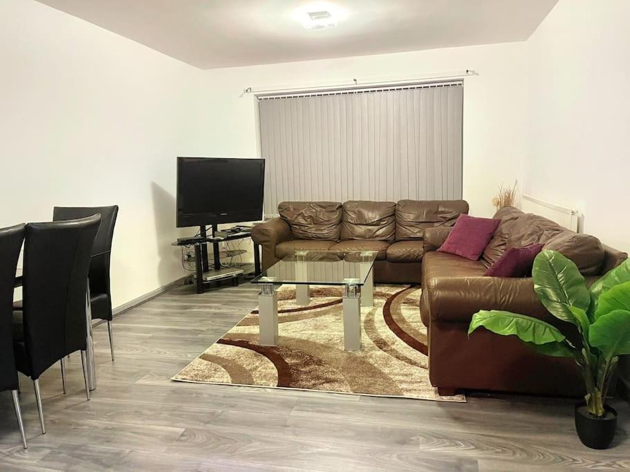 Lovely 3 Bed Apartment Near Qe Hospital Harborne Birmingham New Exteriör bild